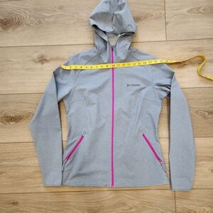 Columbia Women's Light Gray Hooded Jacket with Pink Zippers